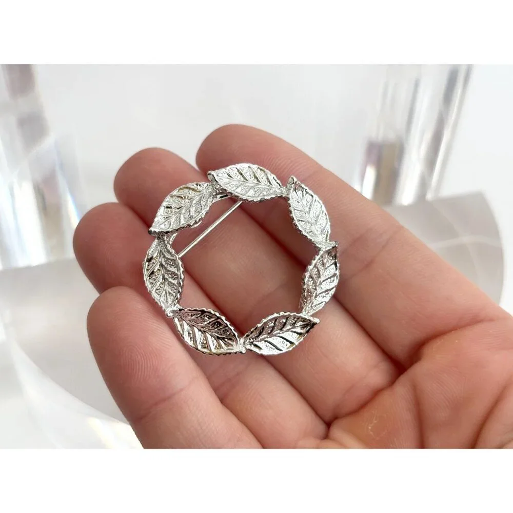 Gerry's Designer Leaf Shaped Wreath Textuerd Classic Vintage Cute Brooch